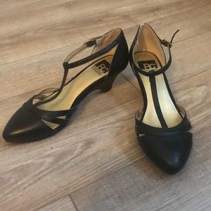 Sold Cute leather kitten heel